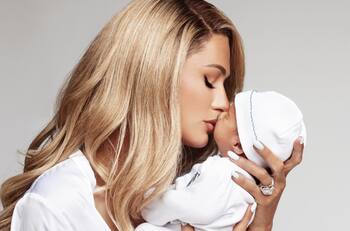 ¡Para el recuerdo! Paris Hilton presume foto familiar en la que se ve a su bebé junto a su mamá