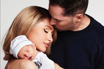 Paris Hilton publica nuevas tiernas fotografías cuidando a su bebé