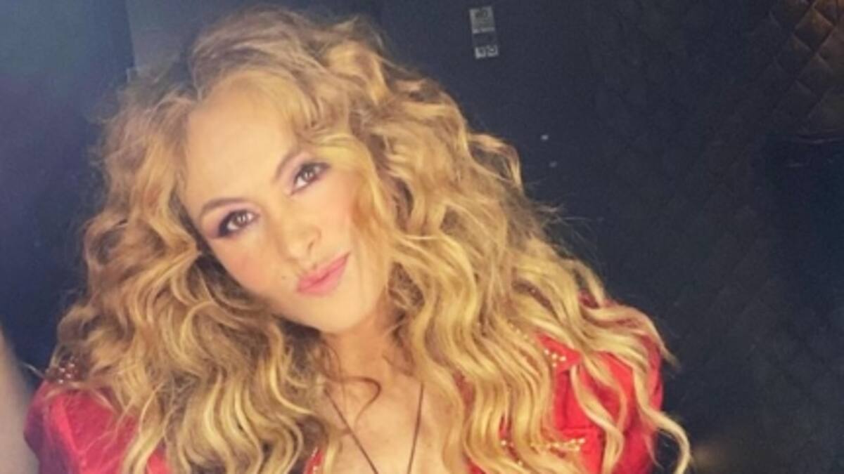 Paulina Rubio se deja ver por las calles de París con sus hijos y su madre