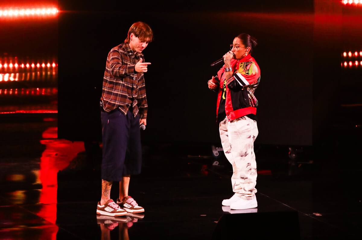 junto a Anita Tijoux, durante su presentación en el Festival de la Canción de Vina del Mar. Foto: Manuel Lema/Aton Chile