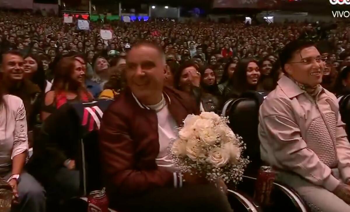 El locutor radial protagonizo divertido chascarro con Mon Laferte.