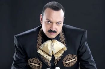 Pepe Aguilar regaña a su hijo en pleno concierto: “¿Qué diablos te pasa?”