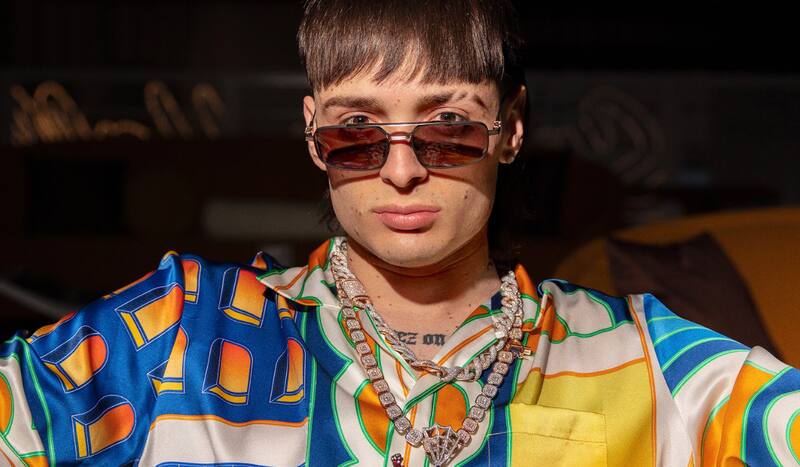 Peso Pluma eufórico lanzó monitor de pantalla al público durante concierto en Ecuador