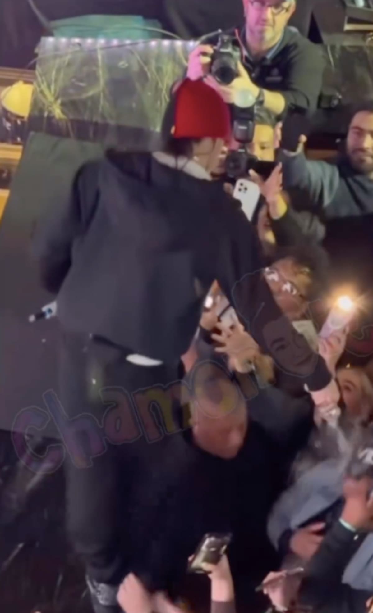 Peso Pluma vació una botella llena de agua en uno de los presentes en su concierto privado.