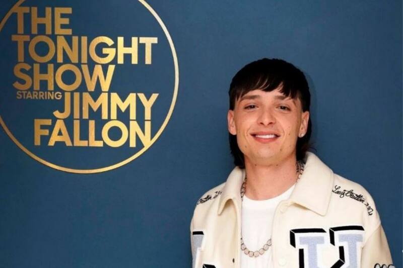 Peso Pluma El cantante hizo historia como el primer exponente del regional mexicano invitado al show de Jimmy Fallon - Créditos: Instagram @fallontonight