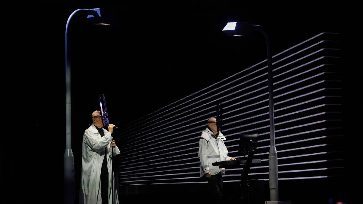 FOTOS | El gesto político de Pet Shop Boys al inicio de su presentación en el Festival de Viña