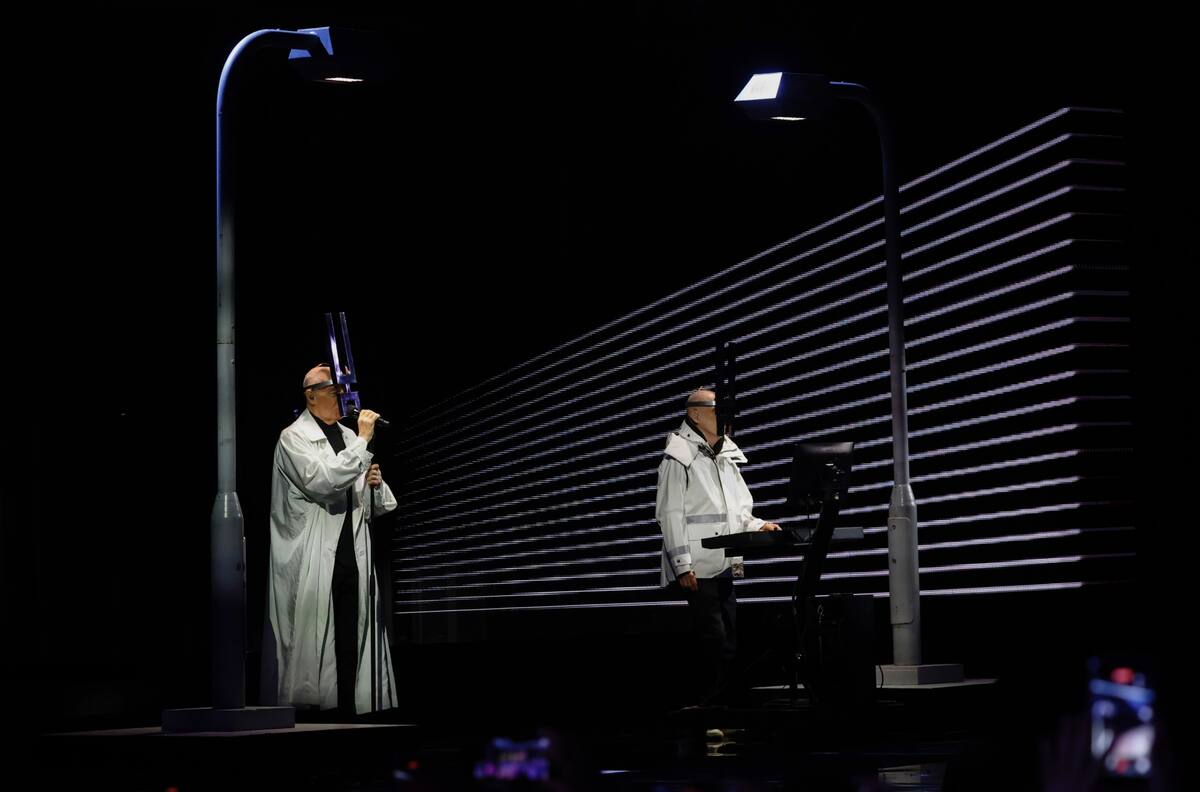 FOTOS | El gesto político de Pet Shop Boys al inicio de su presentación en el Festival de Viña