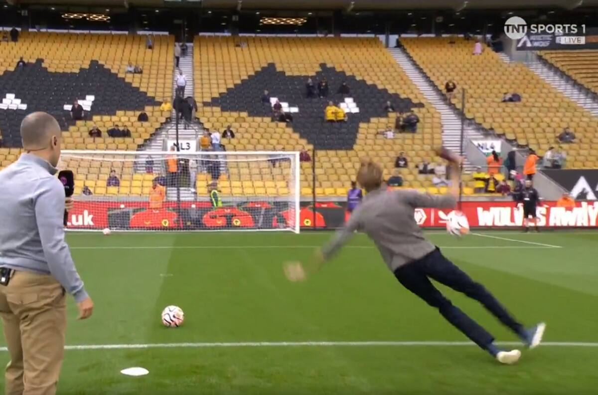 VIDEO | ¡Trágame tierra! El vergonzoso chascarro de histórico delantero inglés en vivo por TV en la Premier League