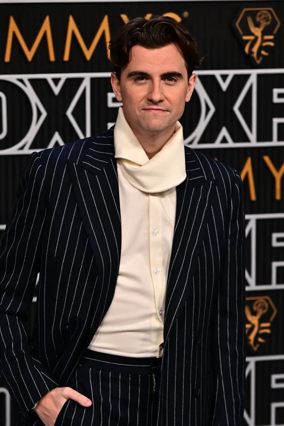 Phil Dunster destacó en la gala de los Premios Emmys 2024 con su traje.