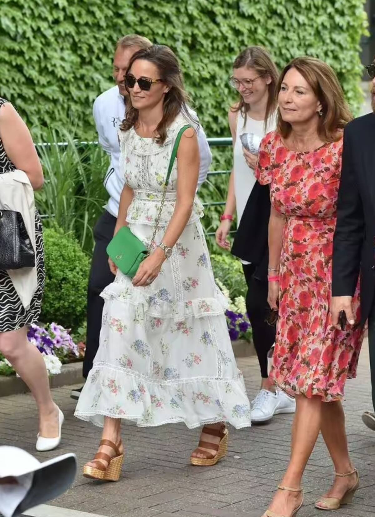 La hermana y madre de Kate Middleton llegan tarde a Wimbledon.