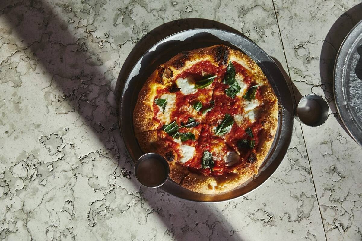 Un estudio científico comprobó que los ingredientes de la pizza disminuyen el dolor (Foto: Pexels)