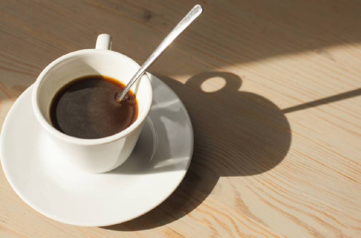 Descubre por qué debes usar una cuchara metálica al meter el café al microondas