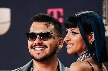 Cazzu despierta rumores de embarazo al aparecer con Christian Nodal en Premio Lo Nuestro