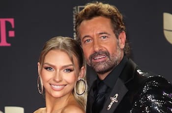 Irina Baeva y Gabriel Soto más enamorados que nunca en la alfombra magenta de Premio Lo Nuestro