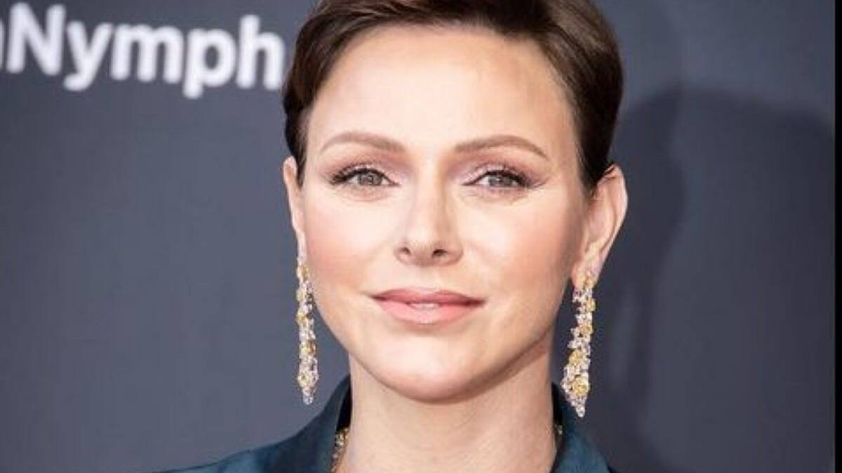 Princesa Charlene regresa a las alfombras rojas con elegante vestido y llamativas joyas