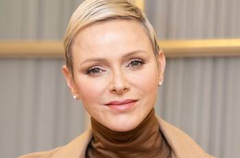 Princesa Charlene apuesta con outfit camel para entregar regalos navideños