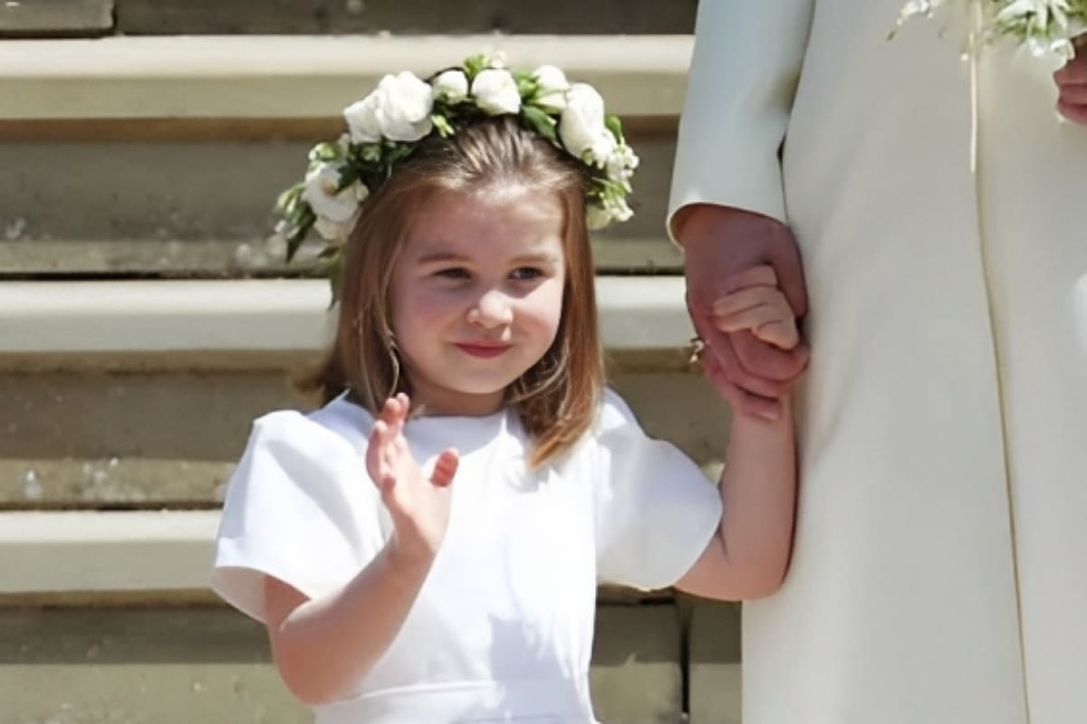 Princesa Charlotte El atuendo de la princesa Charlotte podría complementarse con una tiara de flores, similar a la que usaría su madre Kate Middleton - Créditos: Internet