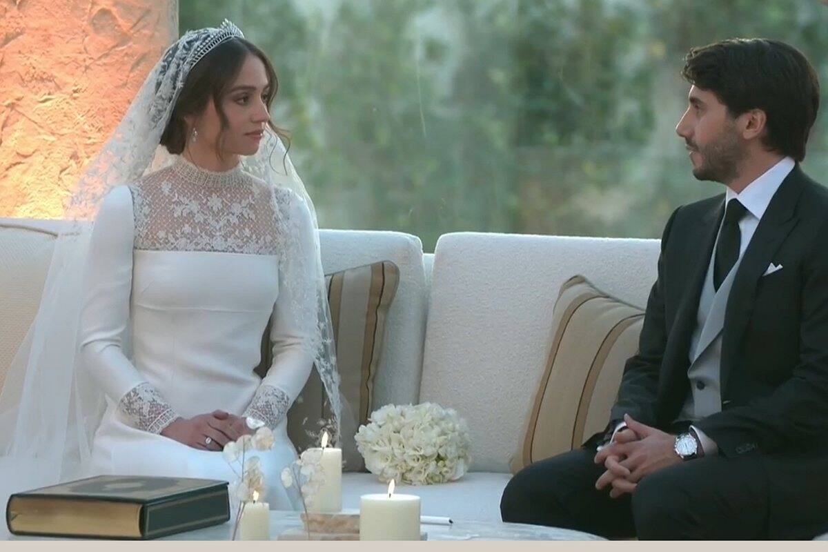 Princesa Iman La hija de la reina Rania se veía impresionante con su hermoso vestido de novia blanco. - Créditos: Captura de pantalla
