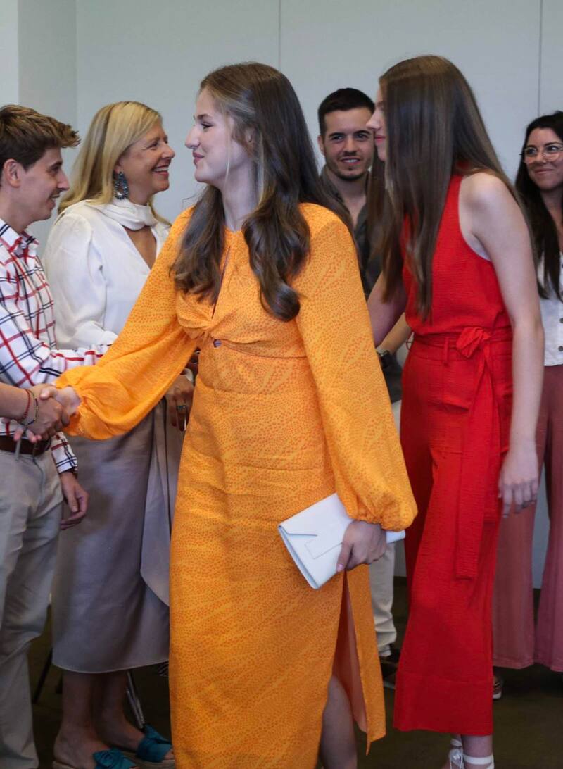 Acompañada de su hermana la infanta Sofía, la heredera al trono sorprende son su vestido con atrevida abertura