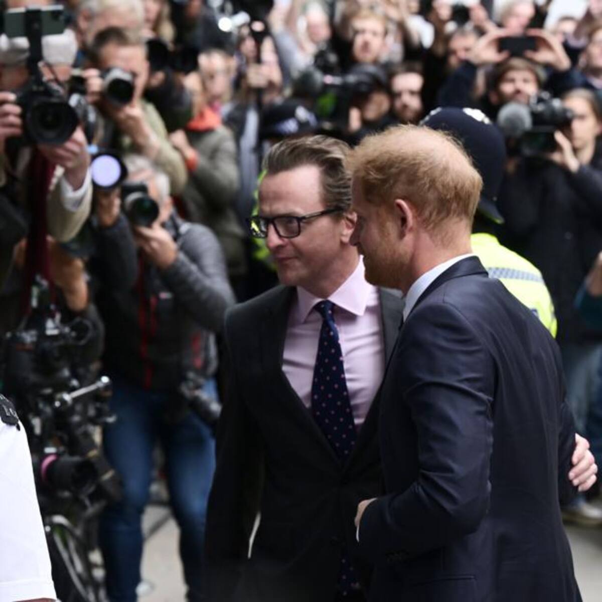 Príncipe Harry acusa a los periódicos de causar “odio y acoso” en su contra