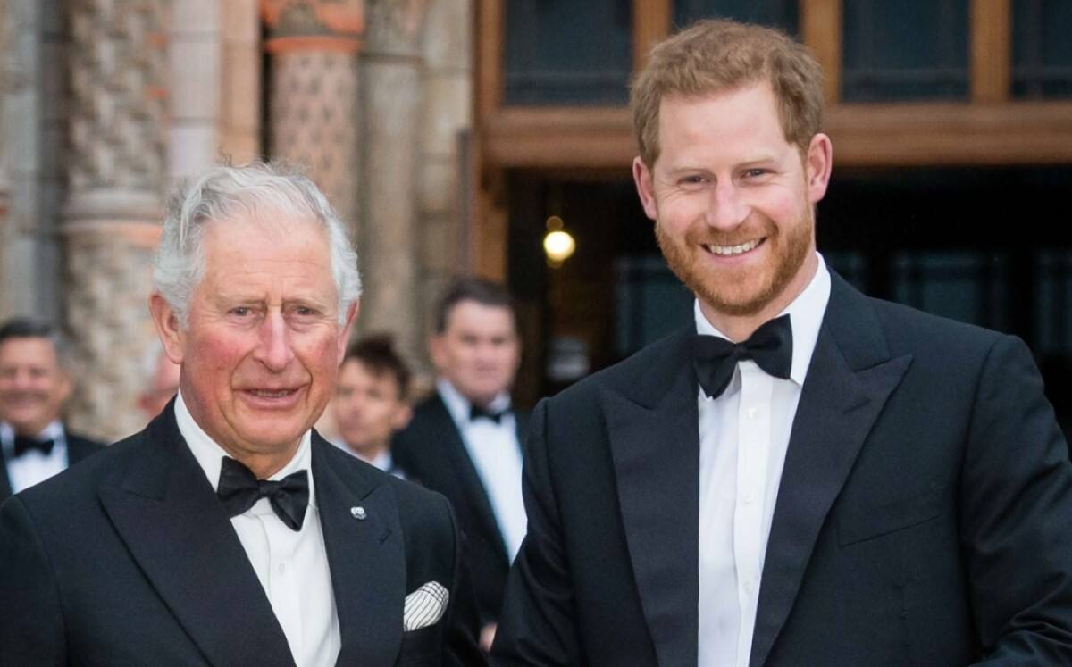 Aseguran que el príncipe Harry se enteró por la prensa respecto a la operación a la próstata de su padre, el rey Carlos III.