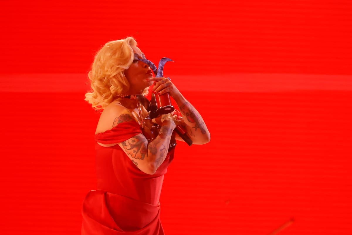 Vina del Mar, 26 de febrero 2026
La cantante Mon Laferte recibe la gaviota de platino durante su presentacion en la quinta noche del Festival de Vina del Mar 2026
Sebastian Cisternas/ Aton Chile