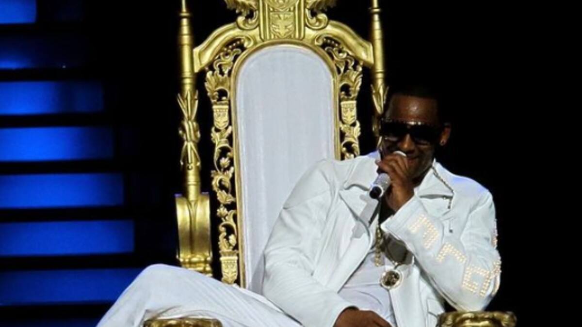 Testifica acusadora de R. Kelly; abogado intenta demostrar "confusión"