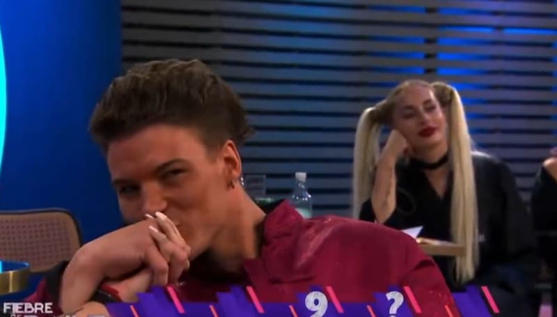 El momento en que besó la mano de su actual pareja, mientras miraba a su ex.