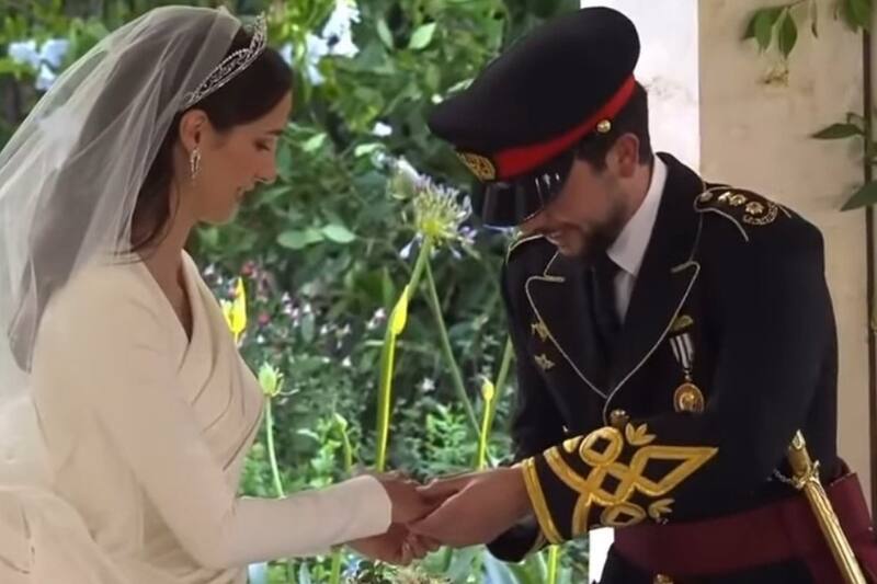 La arquitecta eligió diseños de alta costura para su boda con el príncipe Hussein, primogénito de la reina Rania y Abdalá de Jordania.