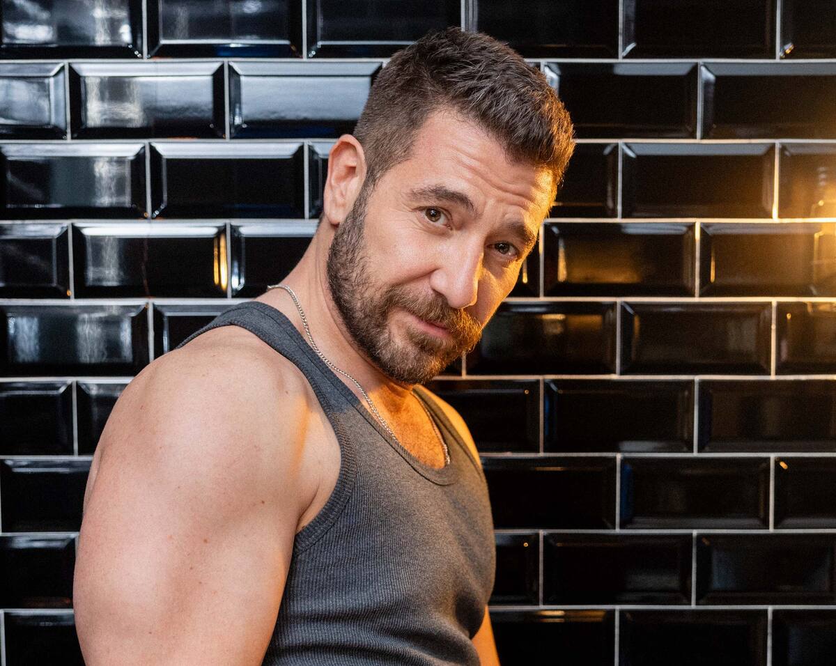 es un actor español de 48 años de edad.