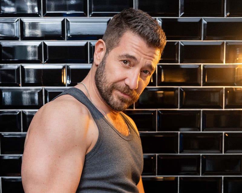 es un actor español de 48 años de edad.