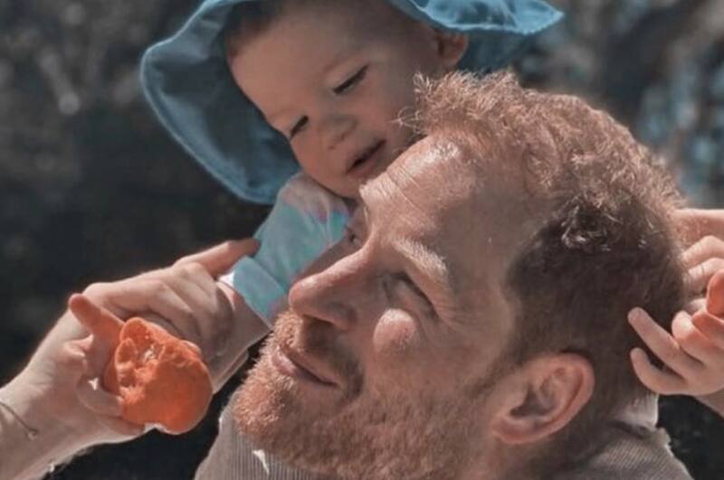 Realeza británica El tierno video de Archie paseando con Guy el beagle - Créditos: Ig archieharrison.mountbatt