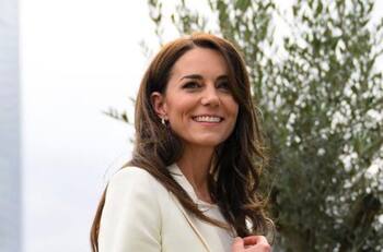 Kate Middleton es captada bailando con un misterioso hombre en foto nunca antes vista