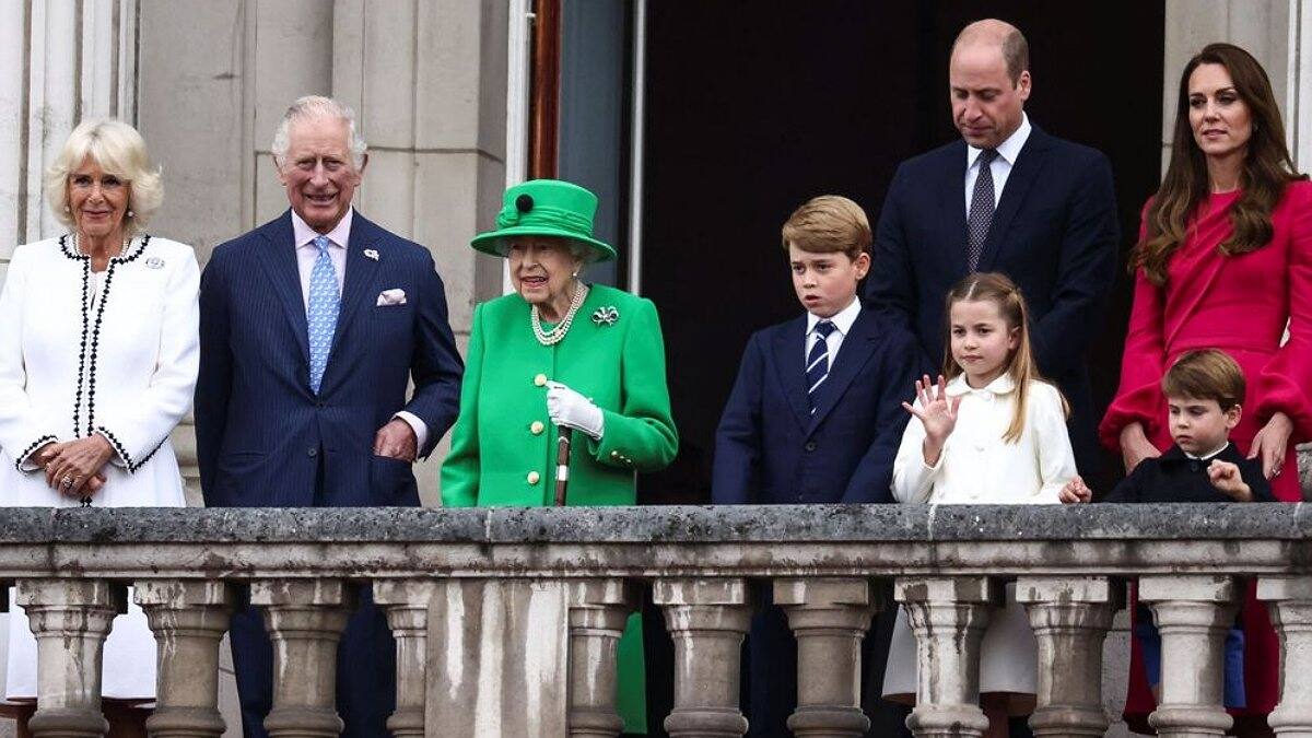 Conoce la guía de las reglas de saludo de la familia real ¿Quién se inclina y hace reverencias a quién?