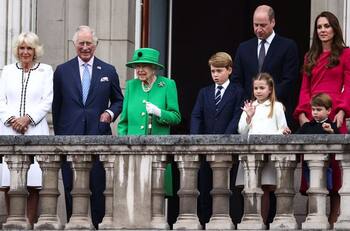 Conoce la guía de las reglas de saludo de la familia real ¿Quién se inclina y hace reverencias a quién?