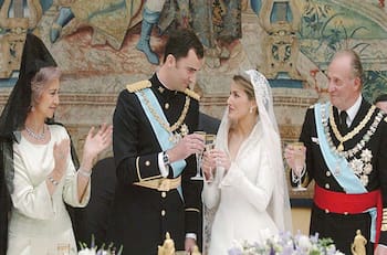 El rey Felipe y Letizia celebran 19 años de casados entre crisis y trampas familiares