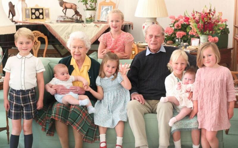 Realeza  Lilibet, príncipe George y otros niños de la realeza dando besos a sus papás - Créditos: Archivo