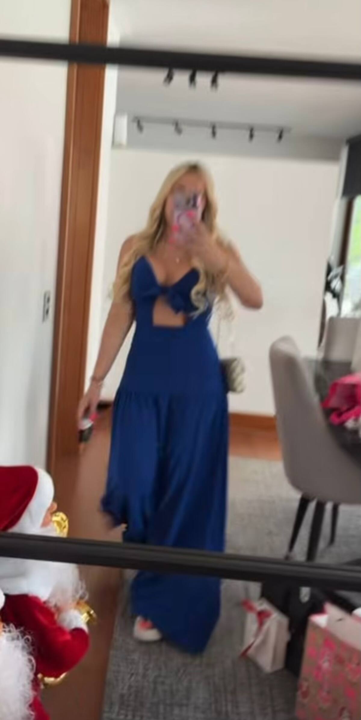 La influencer fue a votar con un entero azul.