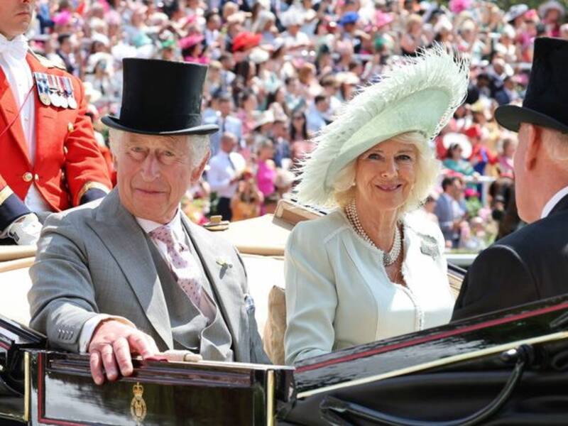Reina Camila hizo un guiño a la reina Isabel en el  Ladies Day de Ascot