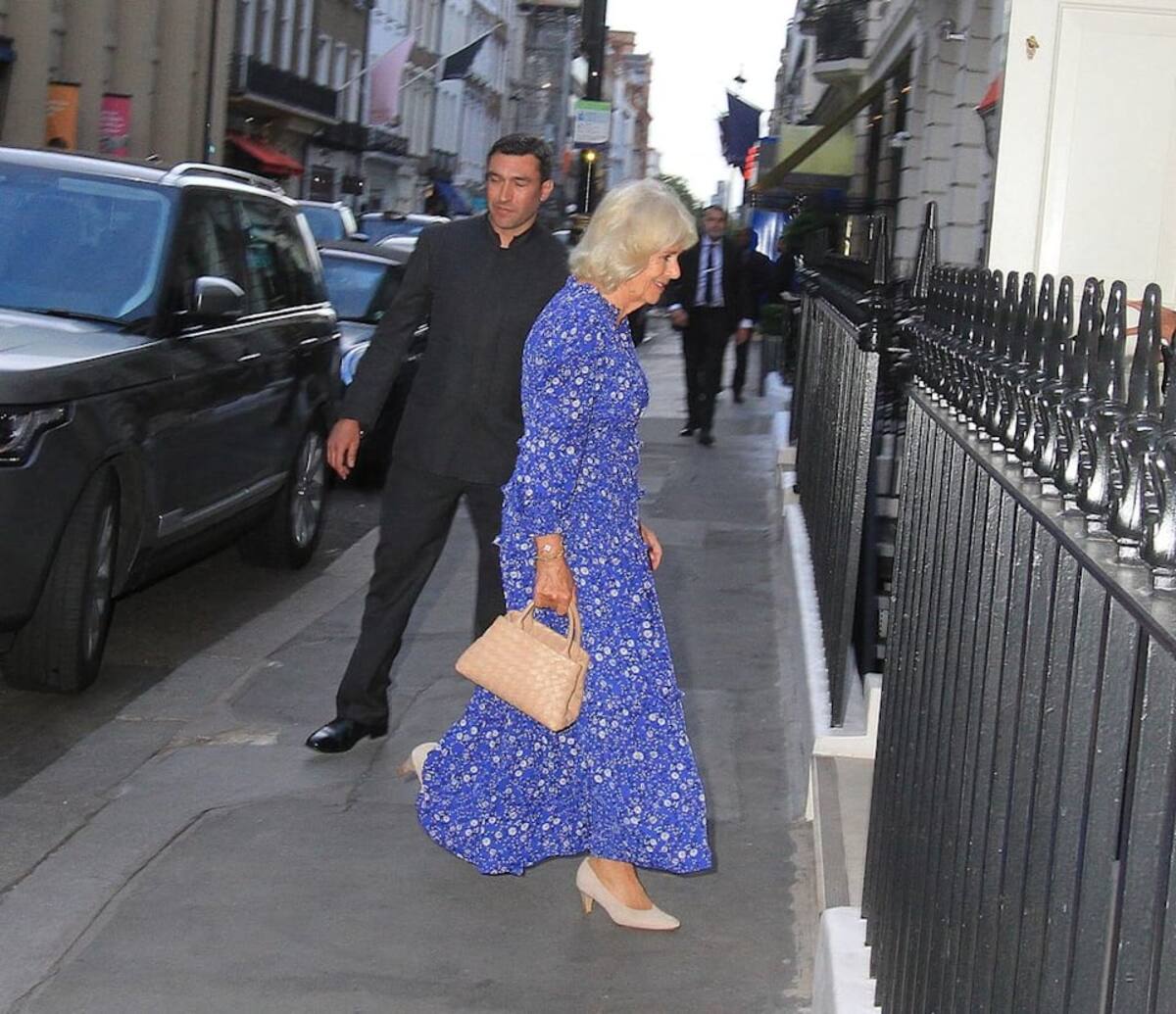 La monarca fue captada a su llegada al exclusivo club Oswald's en Londres.