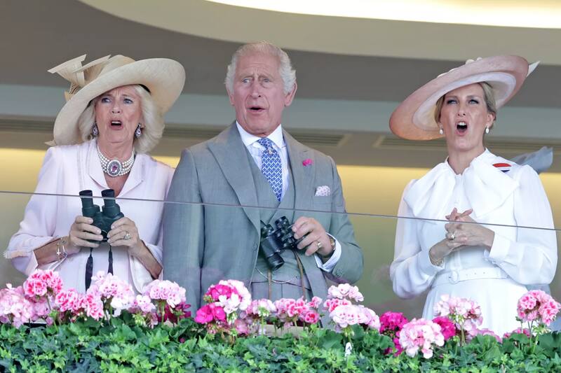La monarca acudió al segundo día del Royal Ascot con su esposo, el rey Carlos y Sophie, duquesa de Edimburgo.