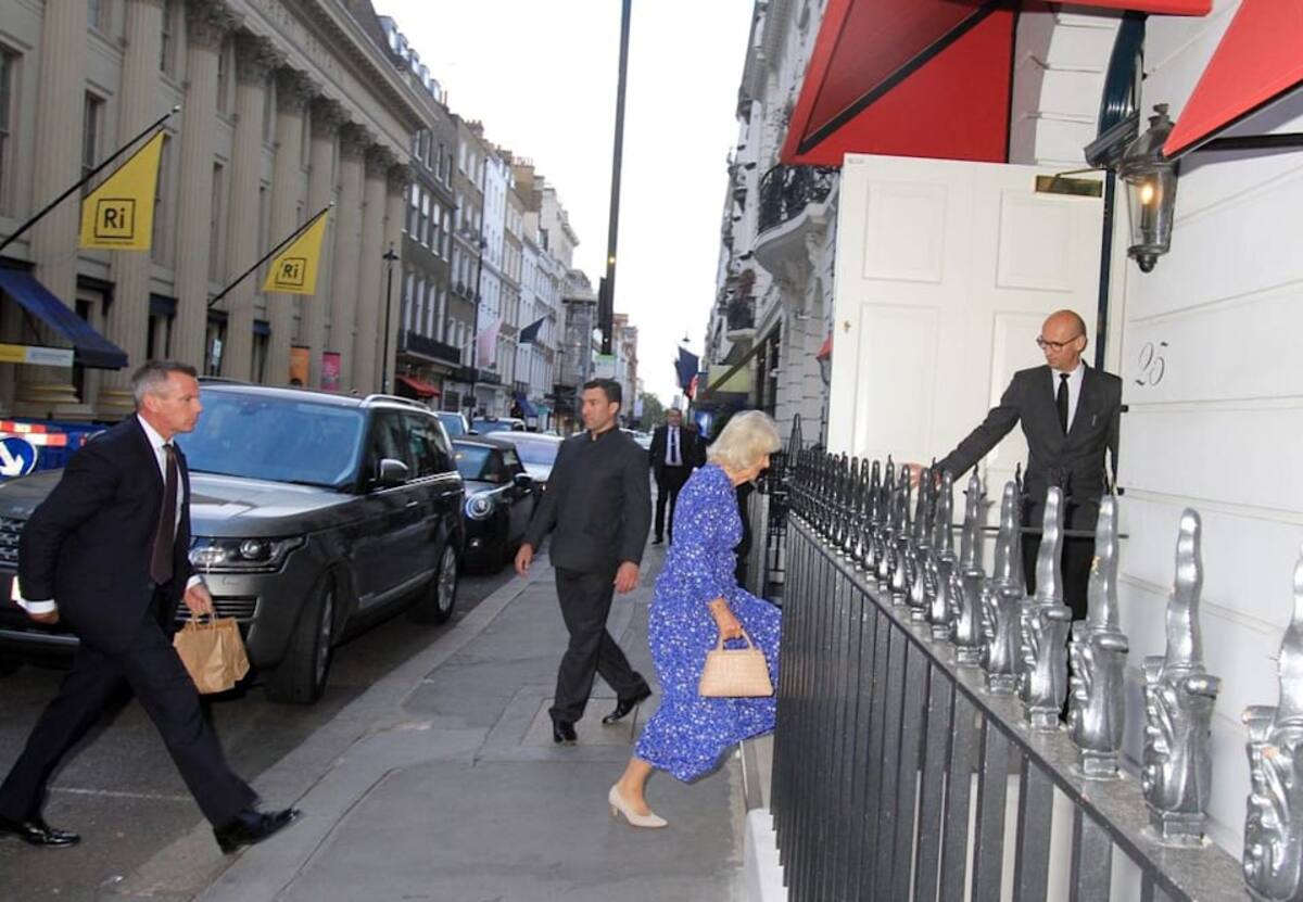La monarca fue captada a su llegada al exclusivo club Oswald's en Londres.