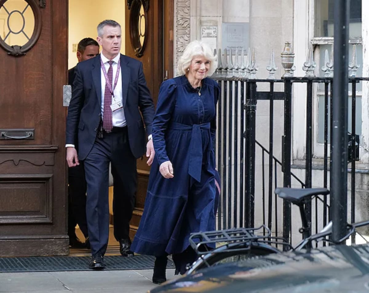Reina Camilla capturada saliendo de la clínica donde está internado el rey Carlos III.