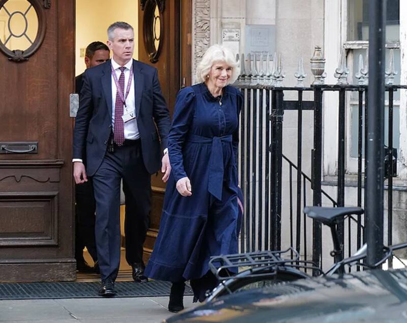 Reina Camilla capturada saliendo de la clínica donde está internado el rey Carlos III.