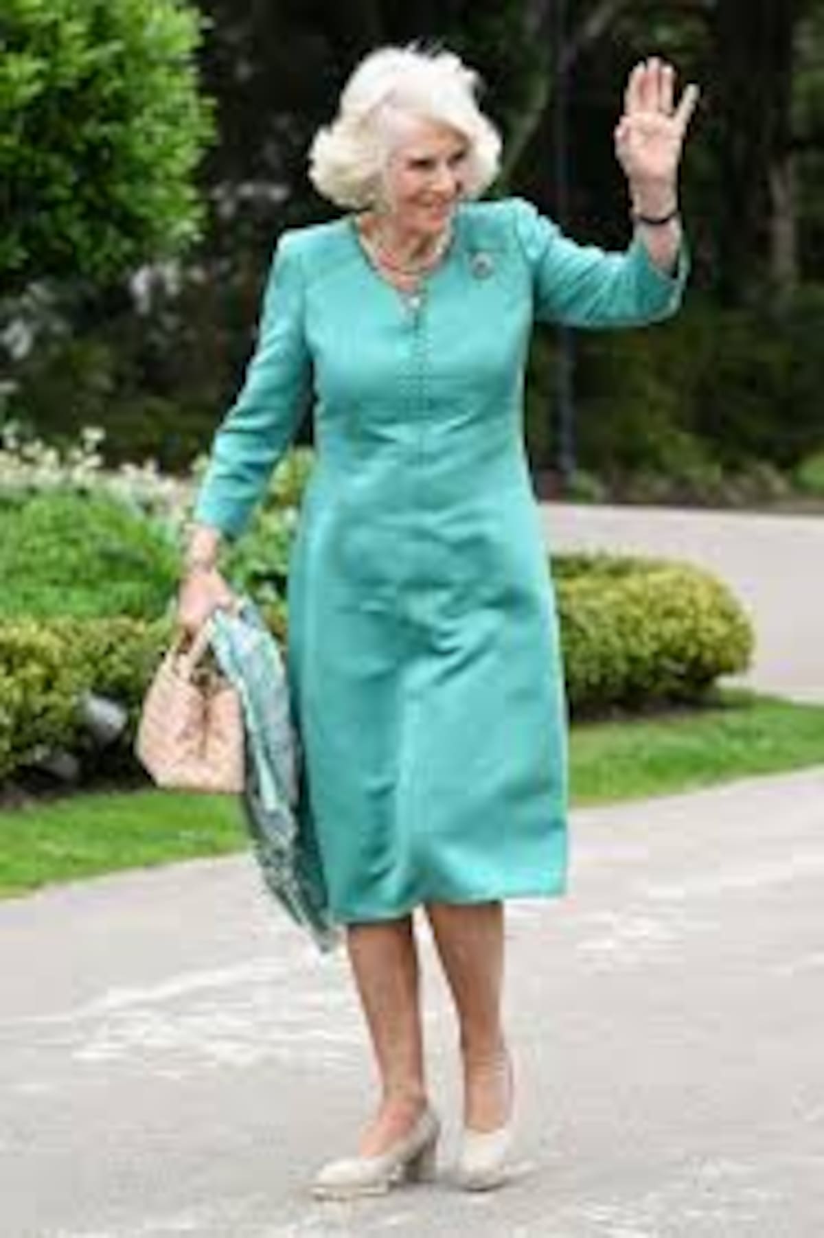 Los pañuelos es el accesorio predilecto de la reina Camilla