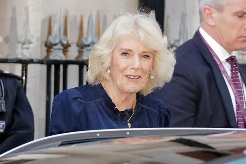 fue captada abandonando la clínica donde está internado el rey Carlos III.