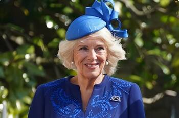 Reina Camilla honra la memoria de la reina Isabel II con este accesorio en el servicio de Pascua