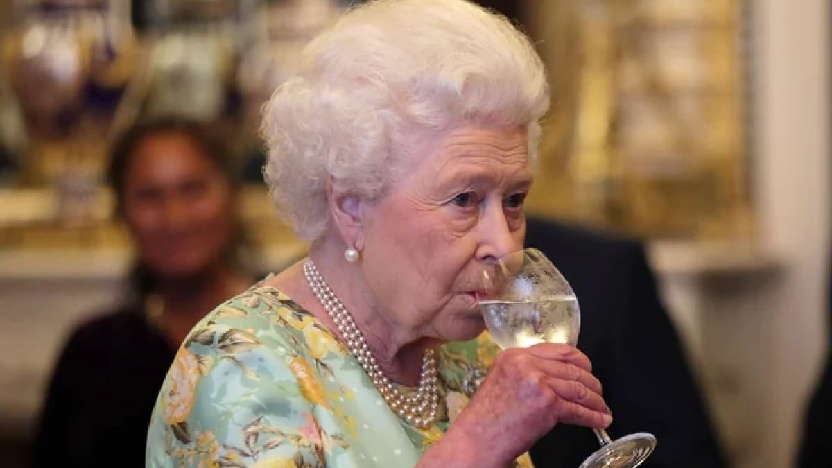 El coctel favorito de la reina Isabel II con el que acompañaba todas sus comidas
