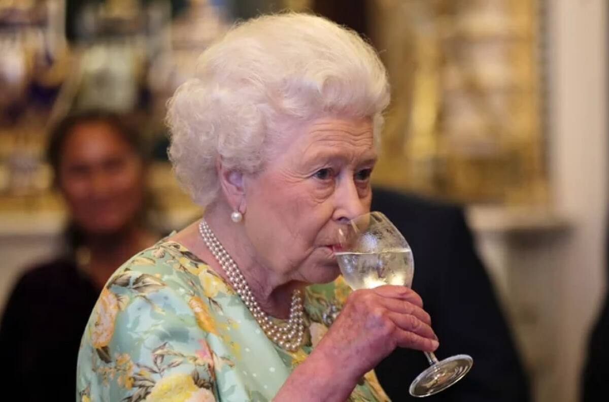El coctel favorito de la reina Isabel II con el que acompañaba todas sus comidas