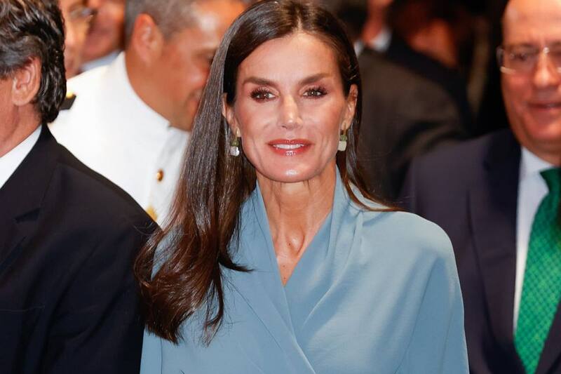 La monarca de España demostró su pasión por la lectura al solicitar un autógrafo a una joven escritora.